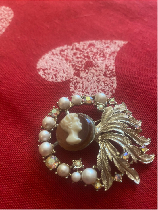 Coro Jewelry - Women's vintage Coro Cameo Brooch